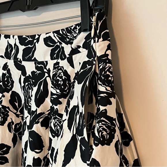 Talbots Black & White Floral Skirt Eyelet Trim Hem with Pockets 6P - Picture 2 of 6